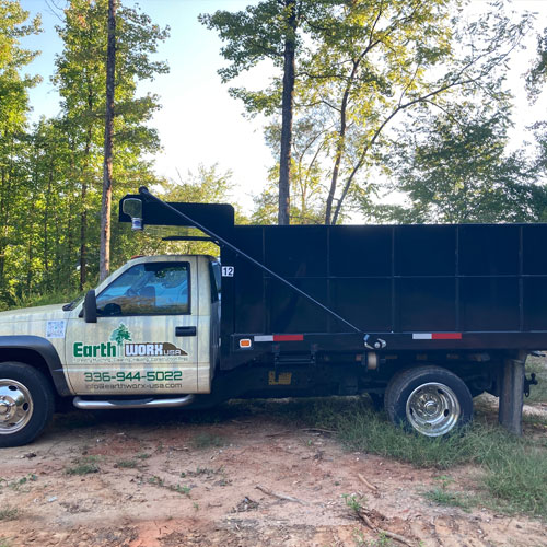 photo EarthWorx USA dumptruck on hauling job site